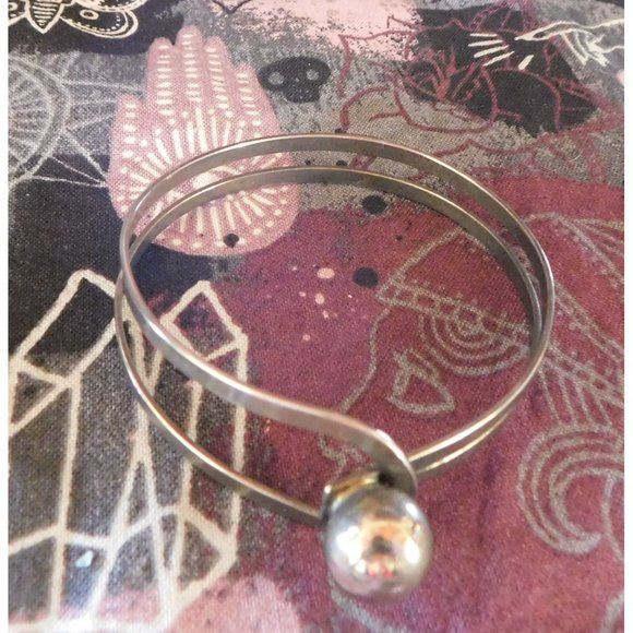 Silver Flexible Ball Clasp Bracelet - Picture 5 of 11